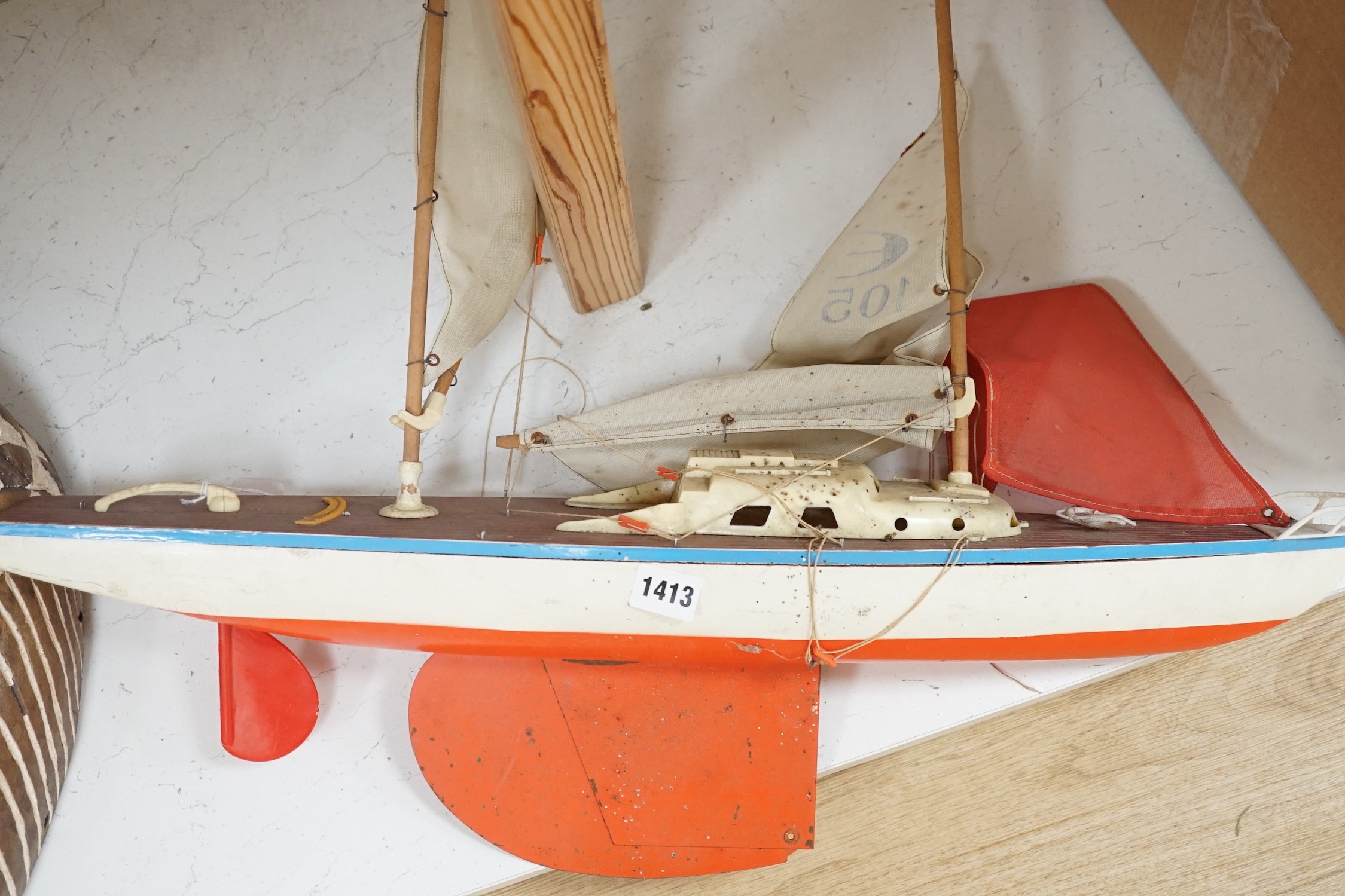 A pond yacht, 70cm long
